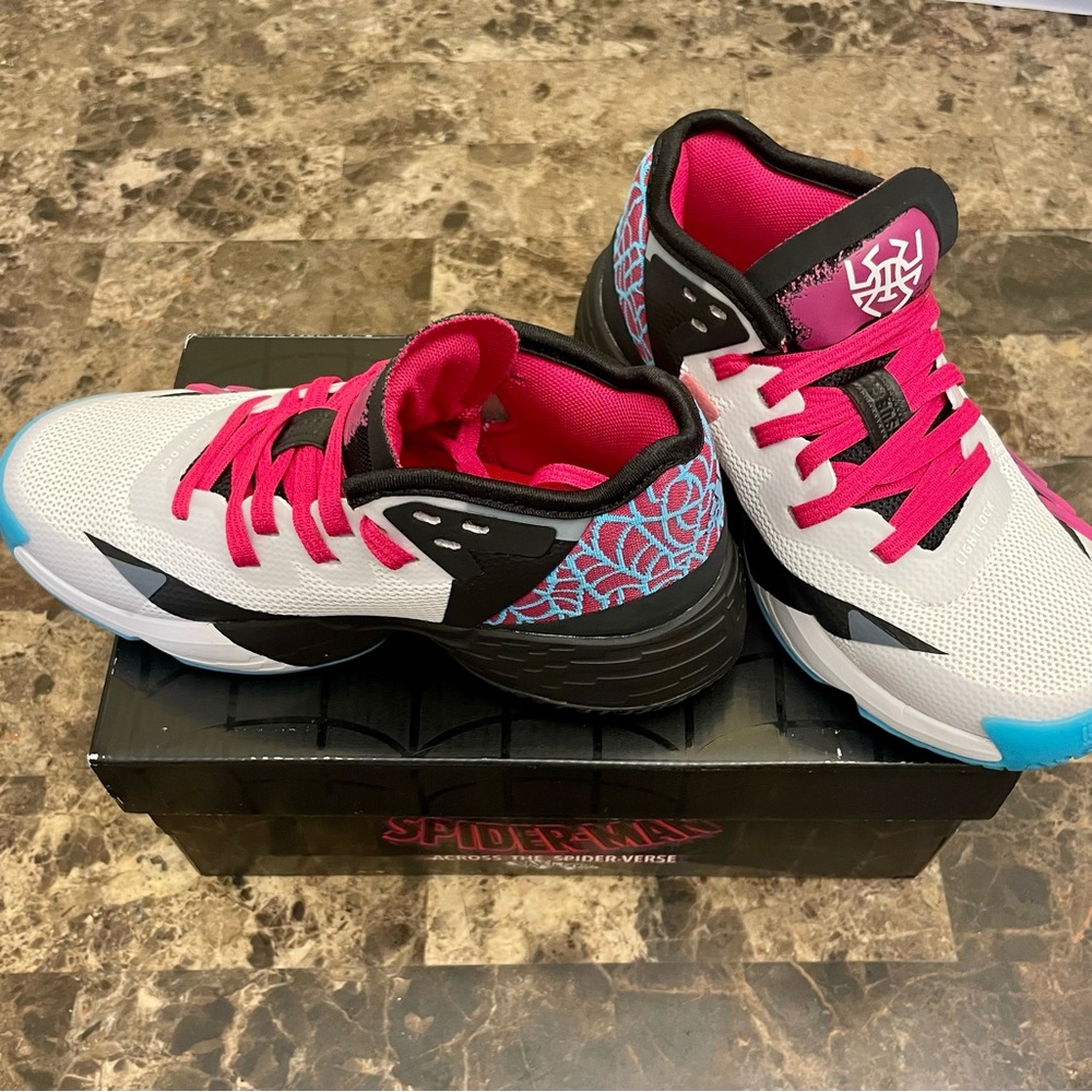 GIRLS'  ADIDAS X MARVEL D.O.N. ISSUE #4 SPIDER-GWEN BASKETBALL SIZE 13K - Picture 3 of 8
